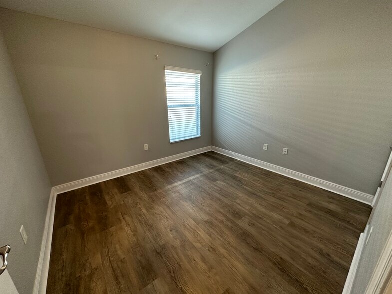 Third bedroom with easy to clean laminate floors - 10727 Standing Stone Dr