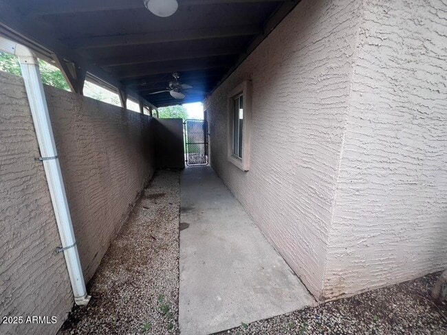 Building Photo - 526 S Mesa Dr