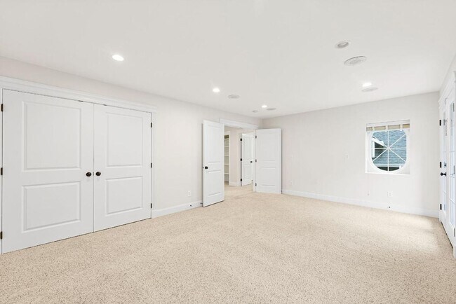 Building Photo - Elegant University Place Home with A/C, Tandem Garage, Office & Balcony Bedroom Near JBLM!