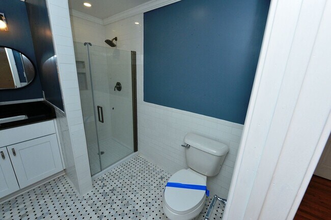 Building Photo - 817 Englewood Dr