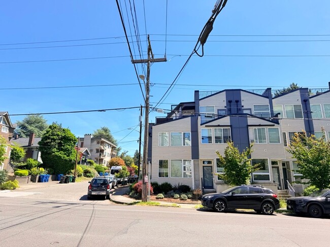 Building Photo - Modern & Spacious 3-Story Home in Seattle
