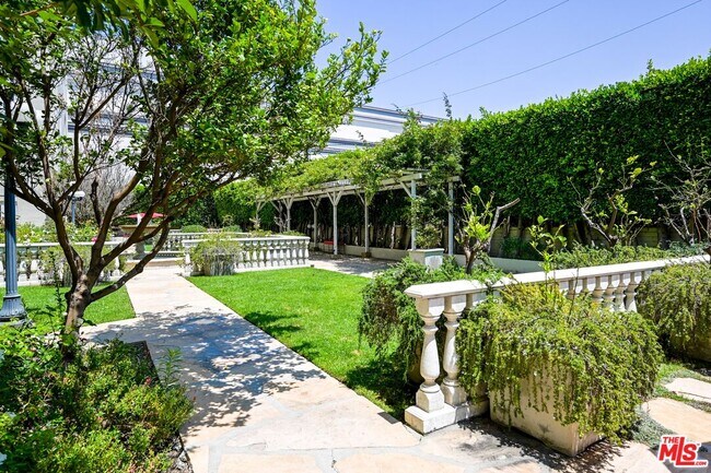 Building Photo - 1424 N Crescent Heights Blvd