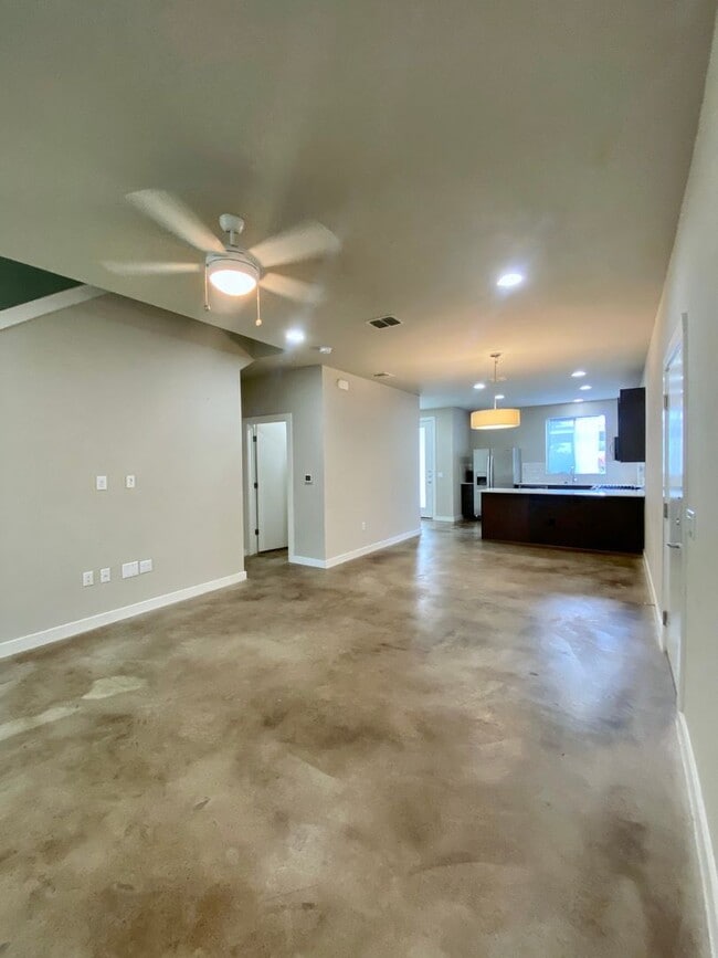 Building Photo - Beautiful Home Move in Ready Located minutes from Southtown!
