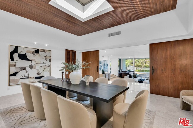 Building Photo - 802 N Crescent Dr