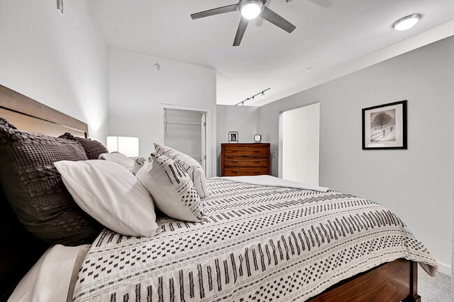 Building Photo - Immaculate, Beautifully Furnished  1-Bed 1-Bath Condo- Available Now!