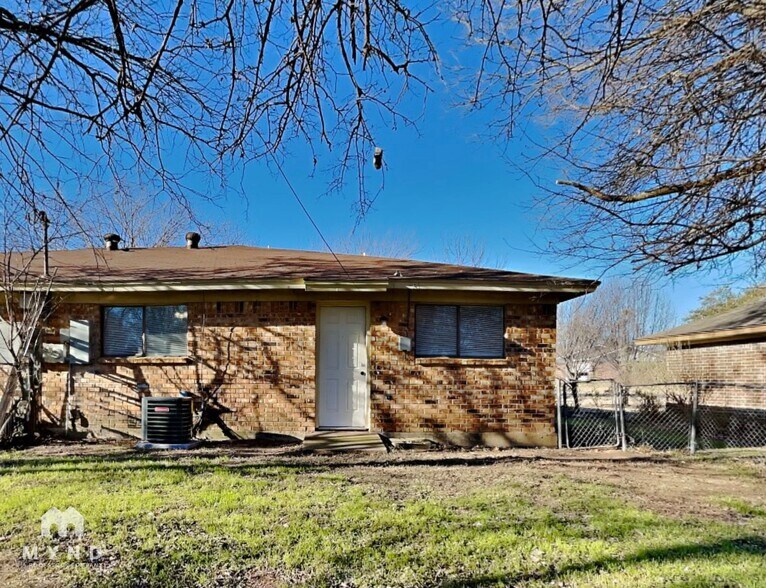 Building Photo - 1303 Berry Dr