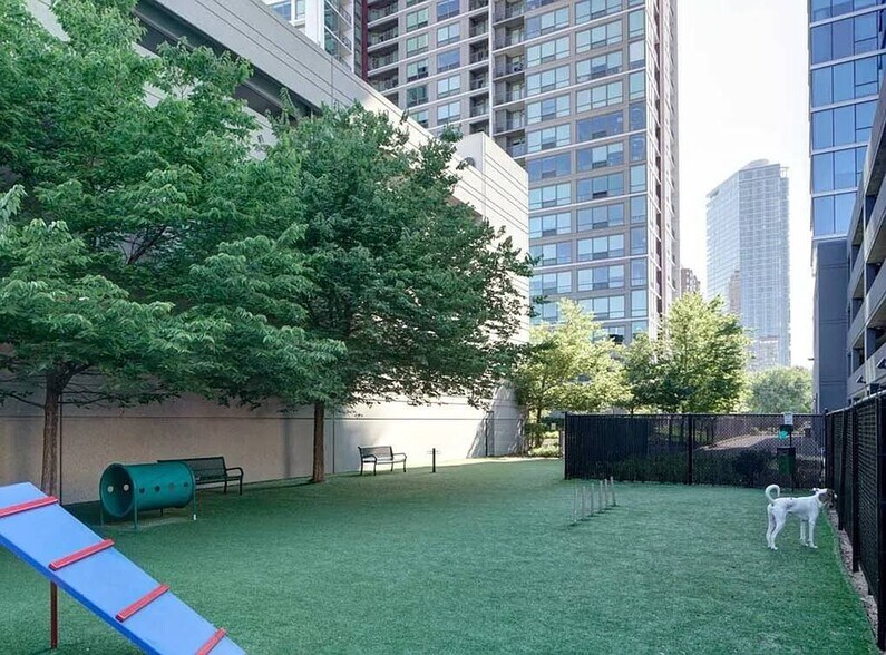 Building Photo - 910 S Clark St