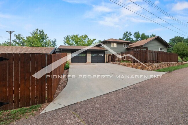 Building Photo - 1024 Pike Dr
