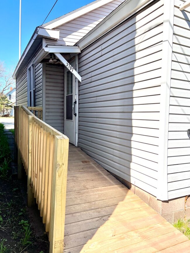 Building Photo - AVAILABLE JUNE - Single Level 2 Bed 1 Bath...