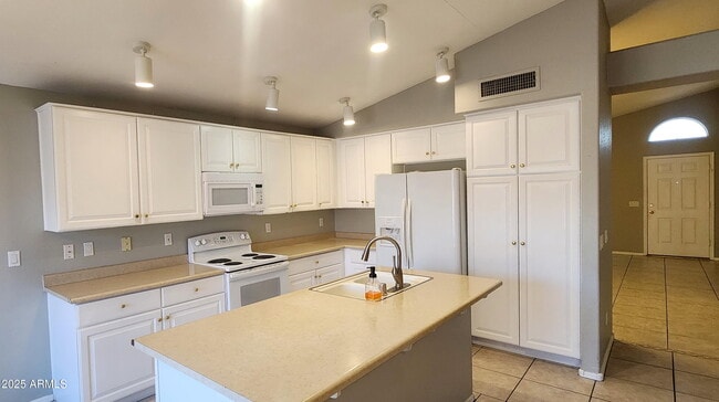 Building Photo - 14900 W Honeysuckle Ln