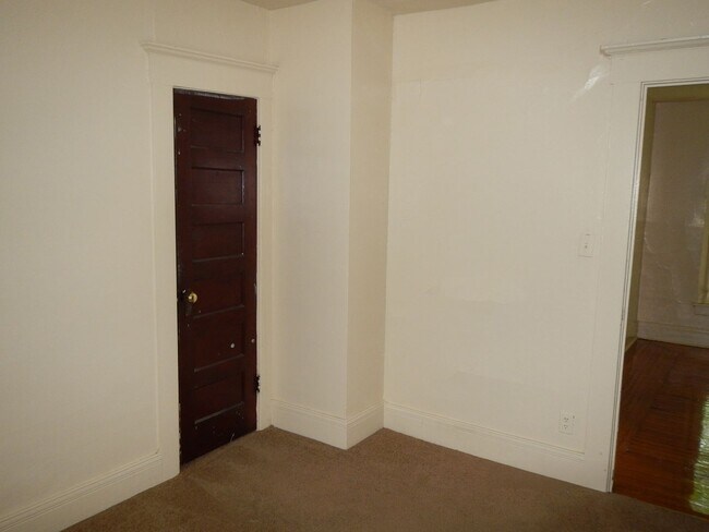 Building Photo - Four Bedroom Duplex with Great Park View 7...