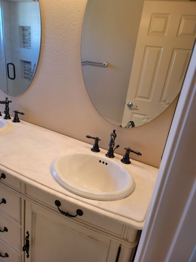 Building Photo - 2 BD/2 BATH