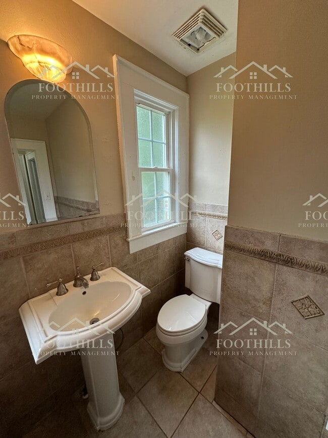 Building Photo - Beautifully updated cottage! 3-Bedroom/2-B...