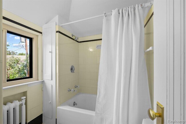 Building Photo - 1516 W Houstonia Ave