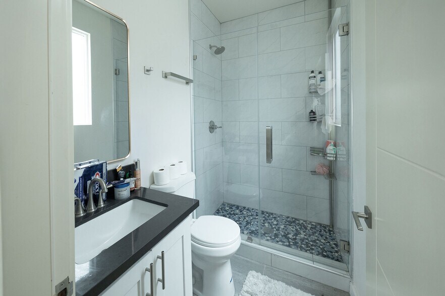 Building Photo - 1128 W 39th St