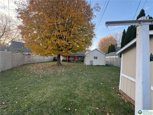 Building Photo - 10 Henry Ave