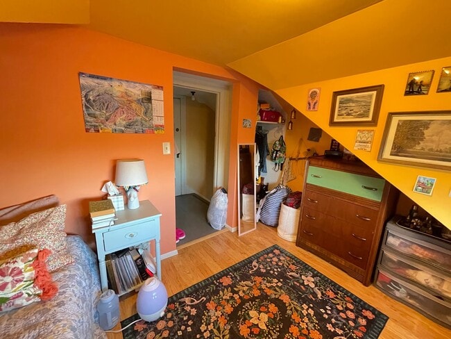 Building Photo - AVAILABLE JUNE - Spacious 6 Bed 1.5 Bath Home near Campus