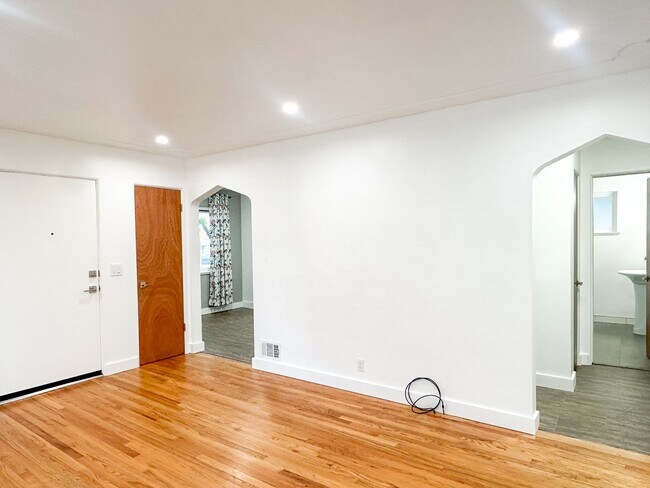 Building Photo - Beautifully Remodeled Duplex in Downtown L...