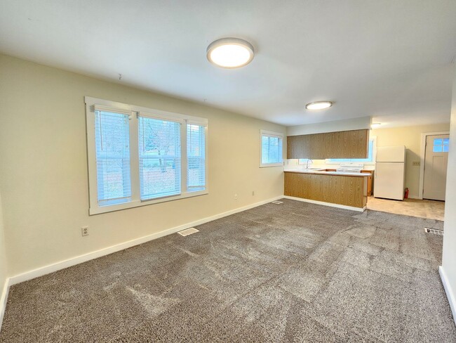 Building Photo - $1,650 - 2 Bed / 1 Bath Spacious House in ...