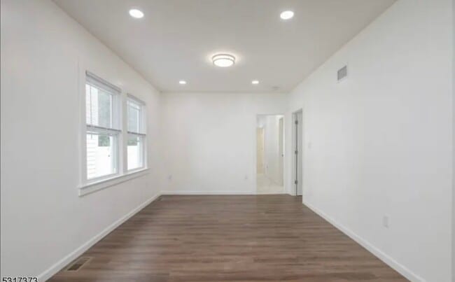 Building Photo - 40 Warman St