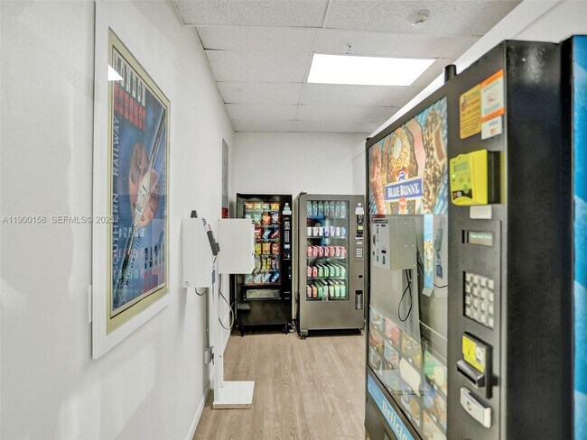 Building Photo - 10350 W Bay Harbor Dr