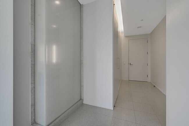 Building Photo - Veer Towers 1412E-Strip Views from this Corner 1Bd Residence