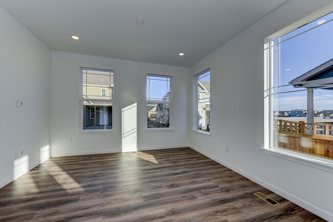 Building Photo - Beautiful 4 bed, 3 bath Townhome with 2 car garage ready for move in!