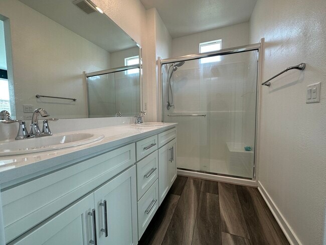 Building Photo - Gorgeous 3 Bedroom 2.5 Bathrooms