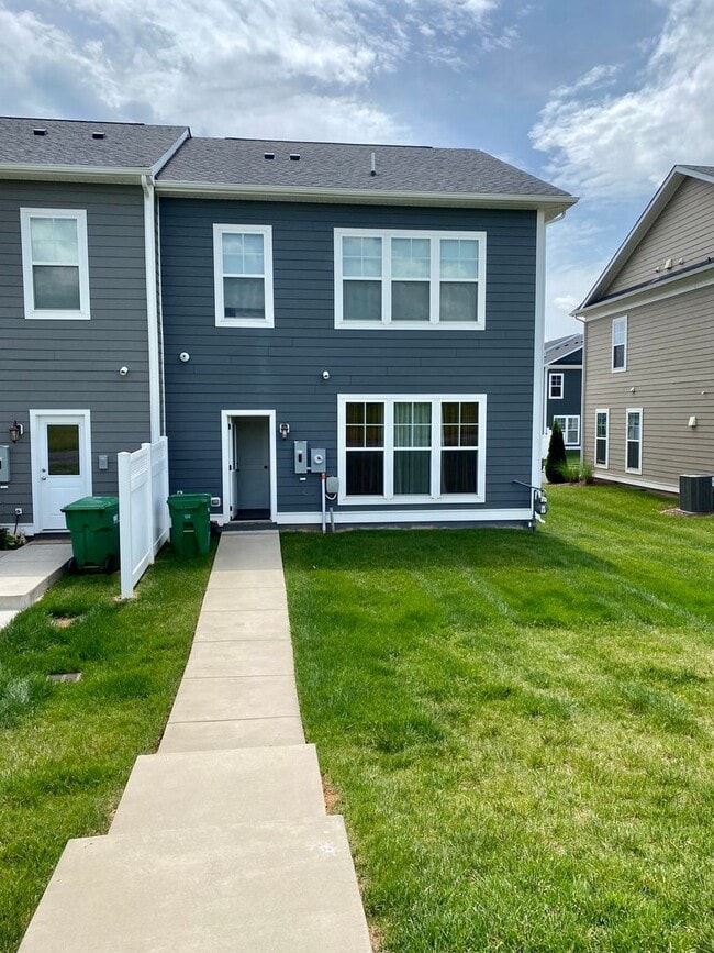 Building Photo - Charming 3-bedroom, 2.5-bathroom Townhouse