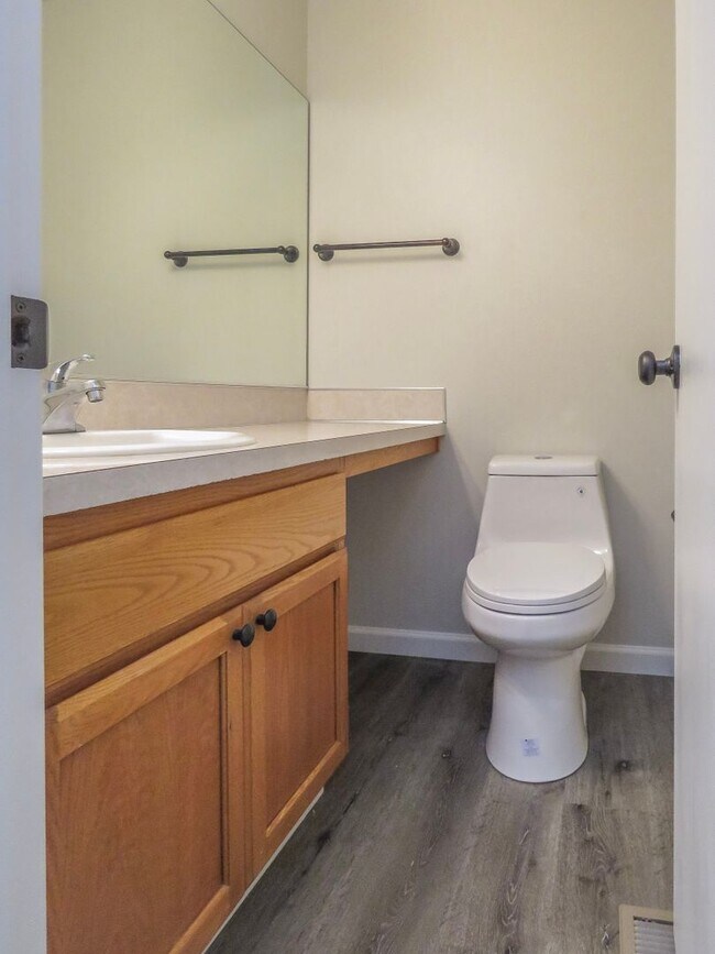 Building Photo - Updated Interior ! Spacious 2 Bedroom 2.5 Bath Town home close to Intel and Nike