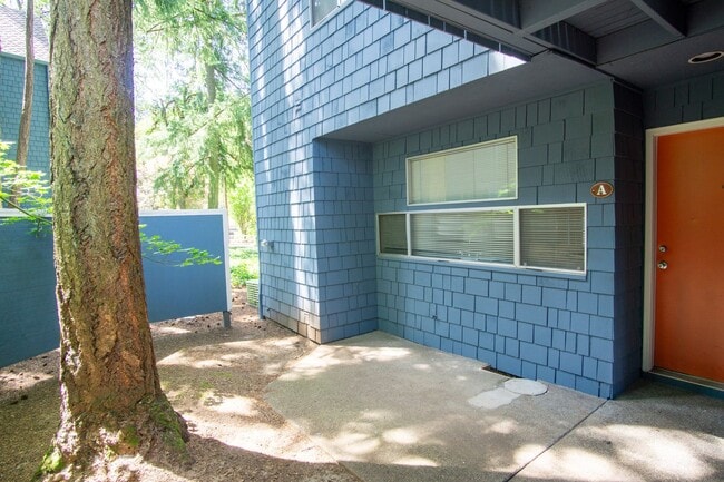 Building Photo - Get $500 OFF! Fantastic Lake Oswego 1Bdr w/Fireplace, Dishwasher, W/D & Patio!