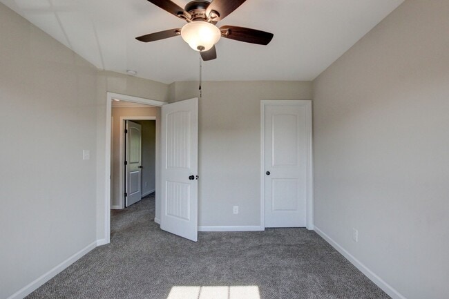 Building Photo - Huge 5 bed 3 ba.  Gorgeous House Near Post...