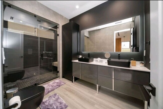 Building Photo - 1514 NE 5th Ct