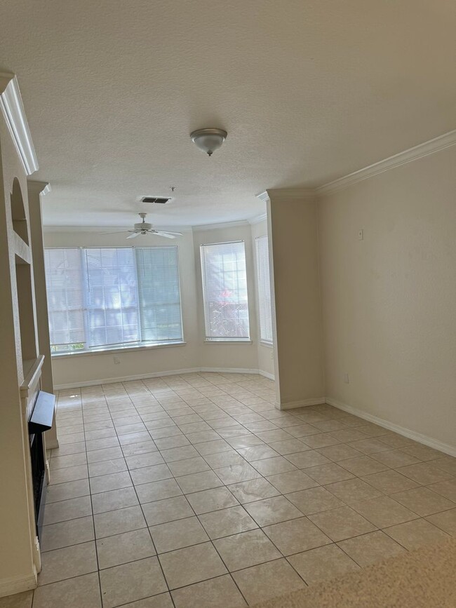 Building Photo - 2 Bedroom 2 Bath Condo in Guard Gated Comm...