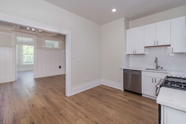 Building Photo - Fully Remodeled, Top Floor 3/2 Full Floor Flat W/ Bonus Room! In-Unit W/D!