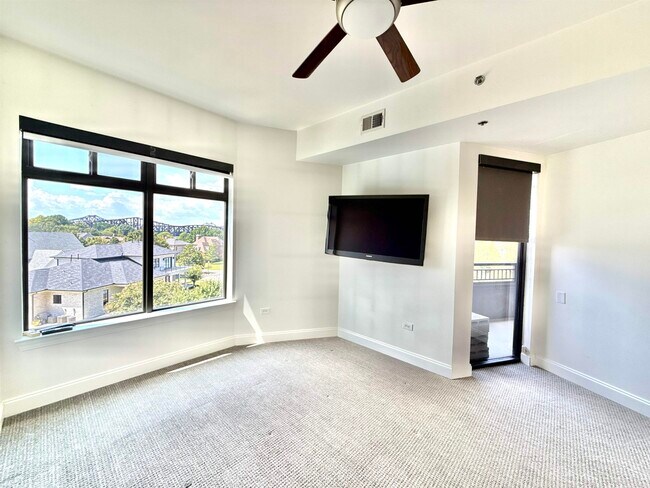 Building Photo - 717 Riverside Dr