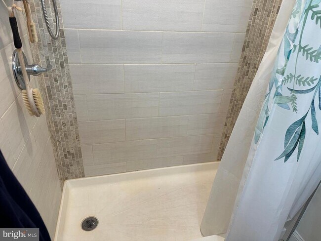 Building Photo - 441 Tomlinson Rd