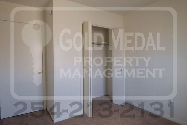 Building Photo - 1803 Cedarhill Dr