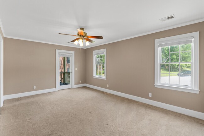 Building Photo - 710 Woodcreek Ct