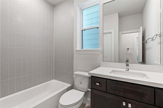 Building Photo - 1013 W 17th St