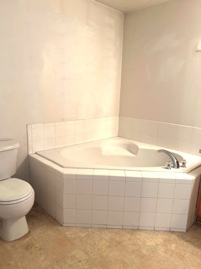 Building Photo - 3 bedroom, 2 bath home