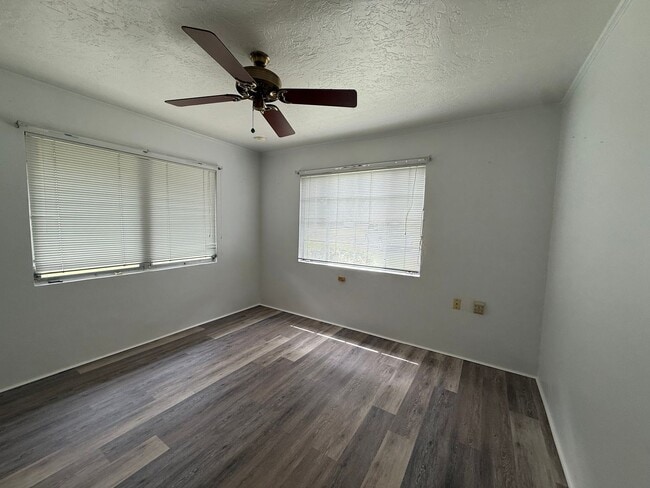 Building Photo - Two Bedroom Charmer