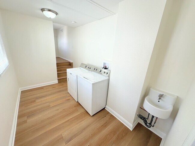 Building Photo - *UP TO 2 MONTHS FREE RENT* 5bd/1.5ba, Inqu...