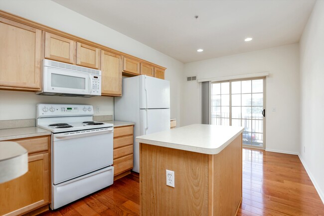Building Photo - 3187 Camden Dr