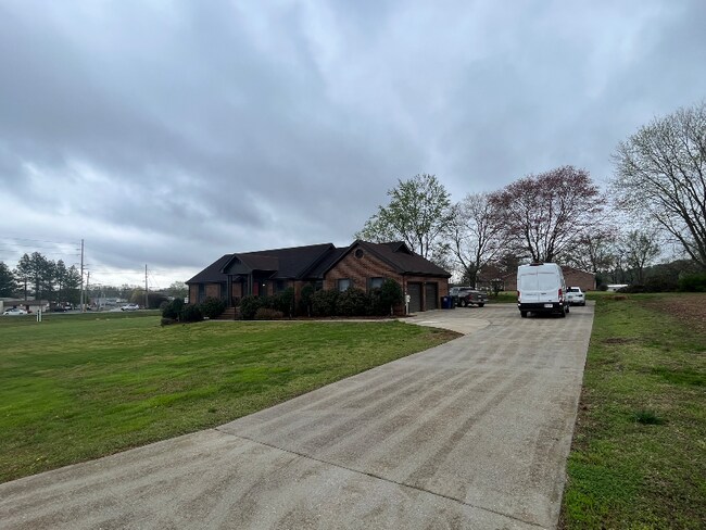 Building Photo - 120 Roy Dr