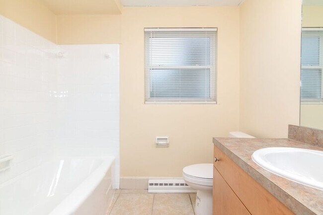 Building Photo - 94 Columbia St