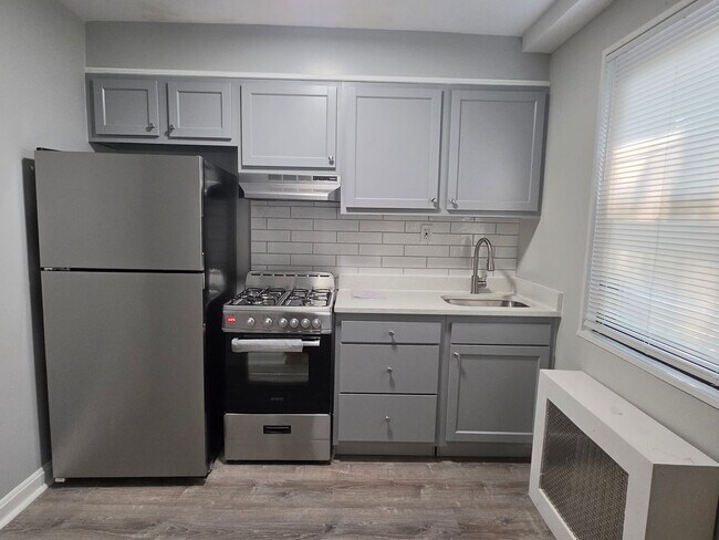 Interior Photo - 1649 FRANKLIN ST NE