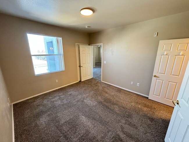 Building Photo - Beautiful 2 bedroom 2 bath condo