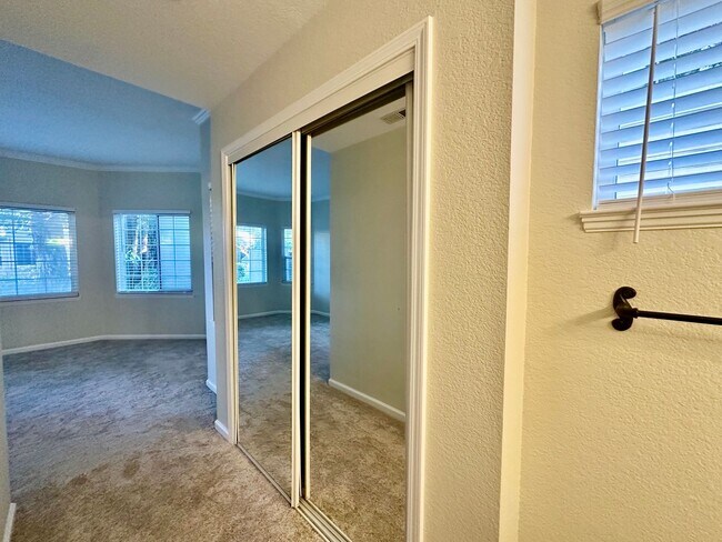 Building Photo - Great 2 Bedroom Townhome- Move in Ready! Washer/Dryer Garage