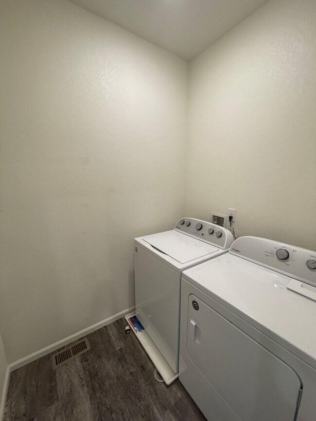 Building Photo - 3 Bed 2 Bath House in Windsor!